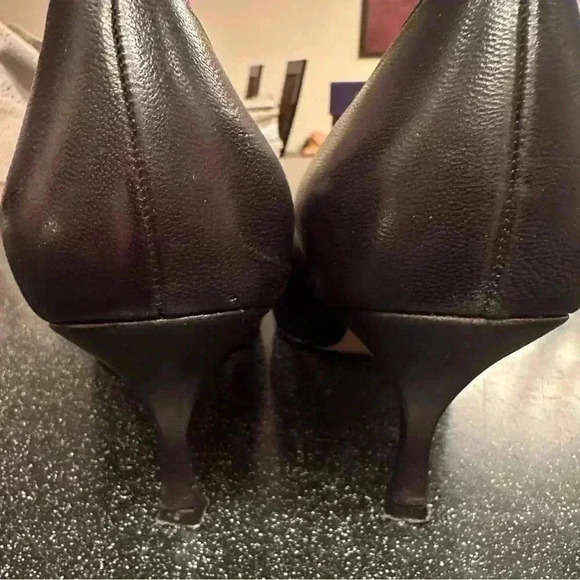 Stuart Weitzman leather black pumps with golden detail - Picture 3 of 8